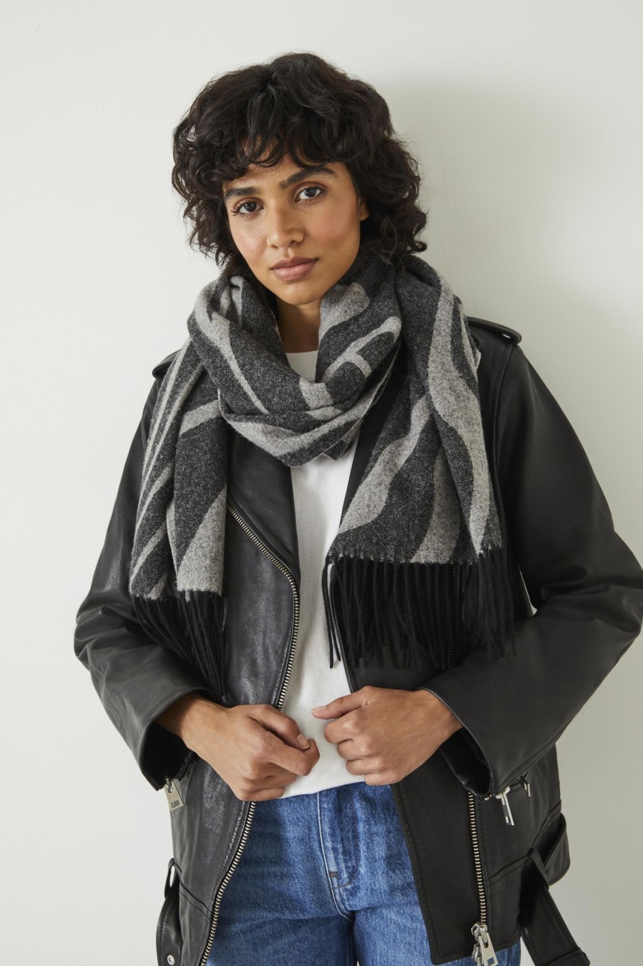 Hot Asymmetric Midweight Wool Scarf White/Black